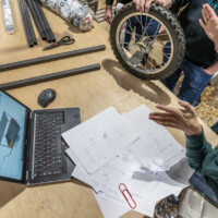 Atelier de conception de la CréaRoulotte dans le cadre du budget participatif avec les association Les Fabriqueurs et Créé à Malakoff en présence de Louise Dutertre, Grégoire Simonet, Jean-Louis Léonardi et Brendan Le Padellec. Réception des matériaux et échanges sur l'assemblage des pièces pour le prochain atelier.
