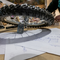 Atelier de conception de la CréaRoulotte dans le cadre du budget participatif avec les association Les Fabriqueurs et Créé à Malakoff en présence de Louise Dutertre, Grégoire Simonet, Jean-Louis Léonardi et Brendan Le Padellec. Réception des matériaux et échanges sur l'assemblage des pièces pour le prochain atelier.